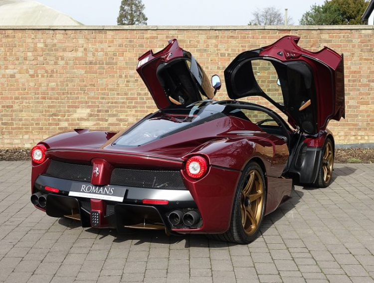 Siêu xe Ferrari LaFerrari màu độc có giá 3,4 triệu USD