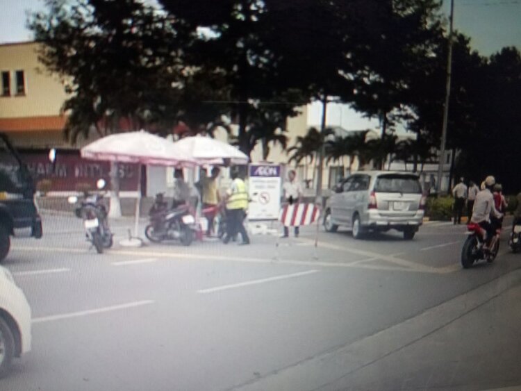 2b dựa trụ đèn