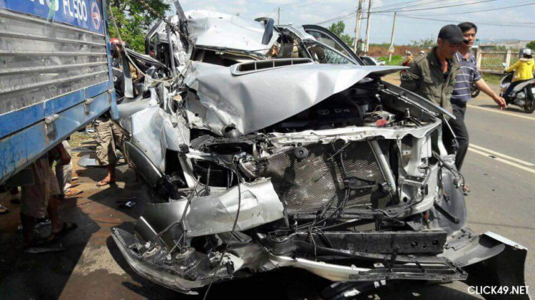 Xe camry tông rớt cản, nhưng túi khí không bung?