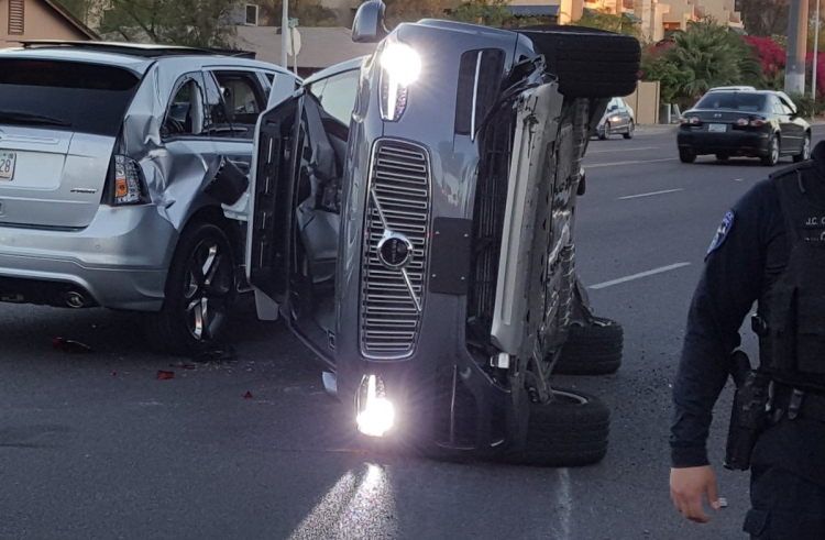 Uber tạm dừng thử nghiệm xe tự lái vì bị tai nạn