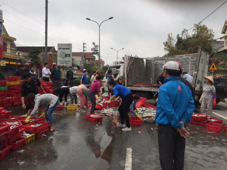 Lật xe tải và hành động đẹp của người dân