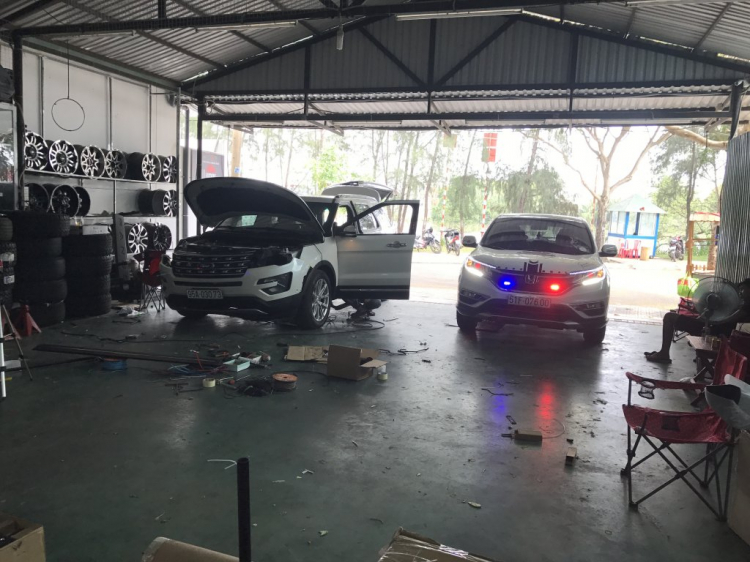 Ford Explorer đầu tiên tại Việt Nam độ Bixenon và đèn mở rộng góc lái, cách âm và lắp bậc bước điện Ford Explorer đầu tiên tại Việt Nam độ Bixenon và đèn mở rộng góc lái, cách âm và lắp bậc bước điện