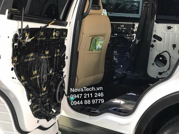 Ford Explorer đầu tiên tại Việt Nam độ Bixenon và đèn mở rộng góc lái, cách âm và lắp bậc bước điện Ford Explorer đầu tiên tại Việt Nam độ Bixenon và đèn mở rộng góc lái, cách âm và lắp bậc bước điện