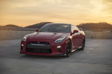 2017_Nissan_GT-R_Track_Edition_08.jpg