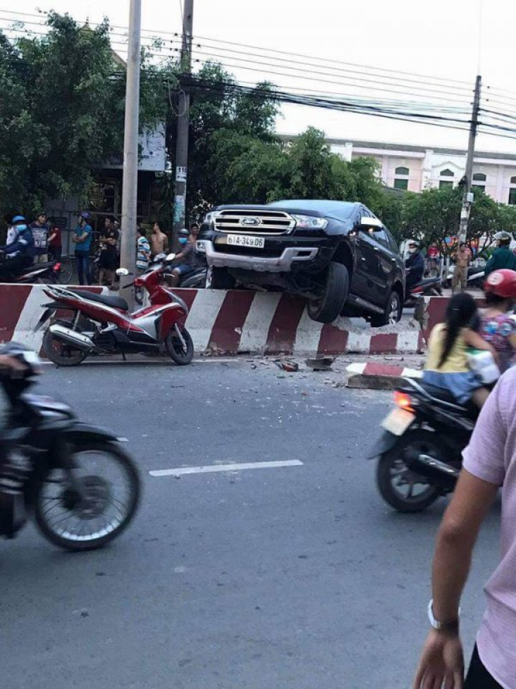 SUV leo con lươn đường DT743 chiều nay SUV leo con lươn đường DT743 chiều nay