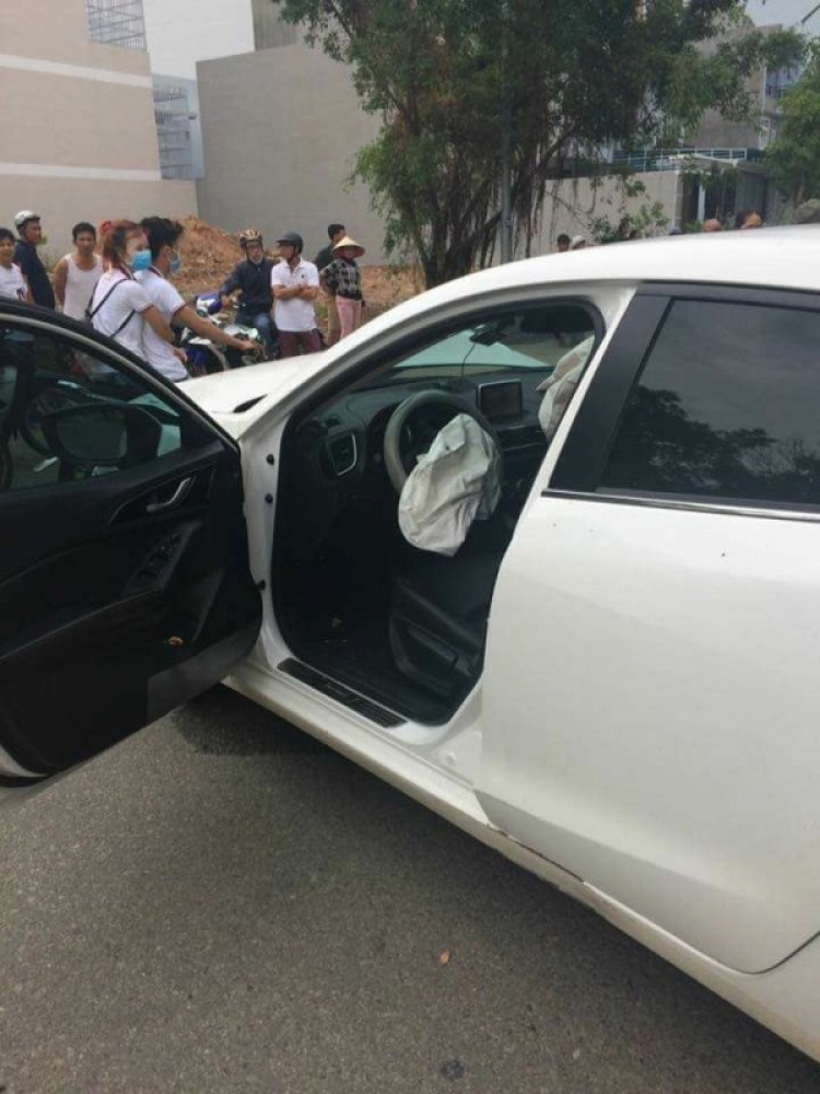 Tai nạn giữa Mazda 3 và Toyota tại Dĩ An