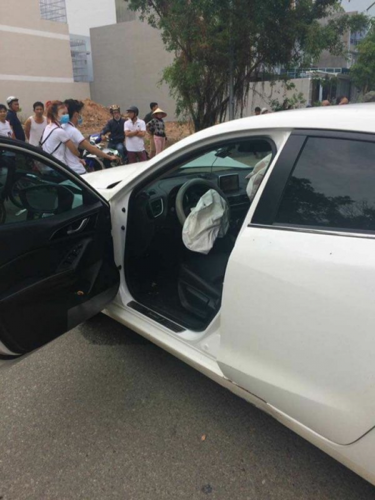 Tai nạn giữa Mazda 3 và Toyota tại Dĩ An Tai nạn giữa Mazda 3 và Toyota tại Dĩ An