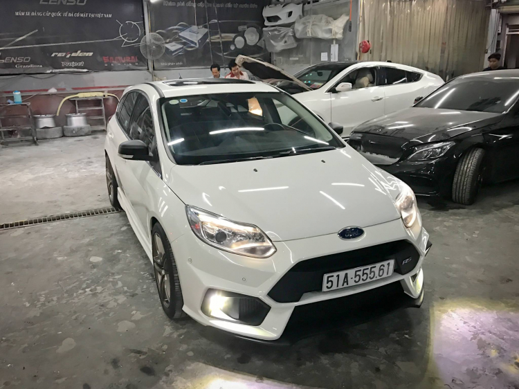 Ford Focus độ bodykit RS tại Sài Gòn