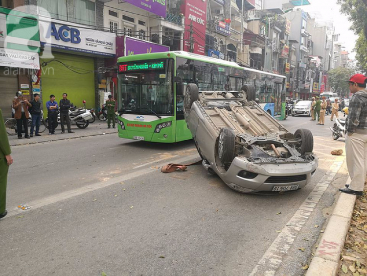 Tai nạn giữa Mazda 3 và Toyota tại Dĩ An