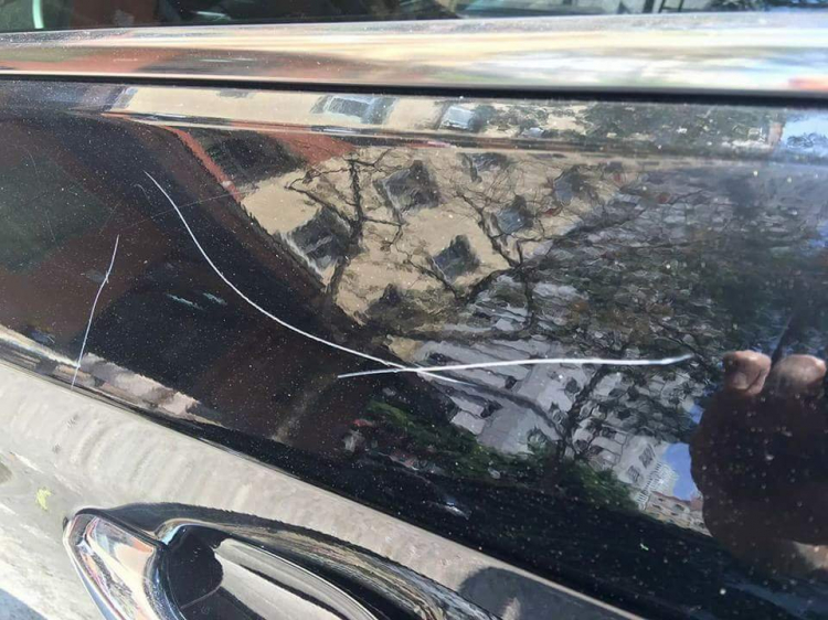 Vụ cô gái vẽ chi chít lên xe Hyundai đỗ trước nhà .