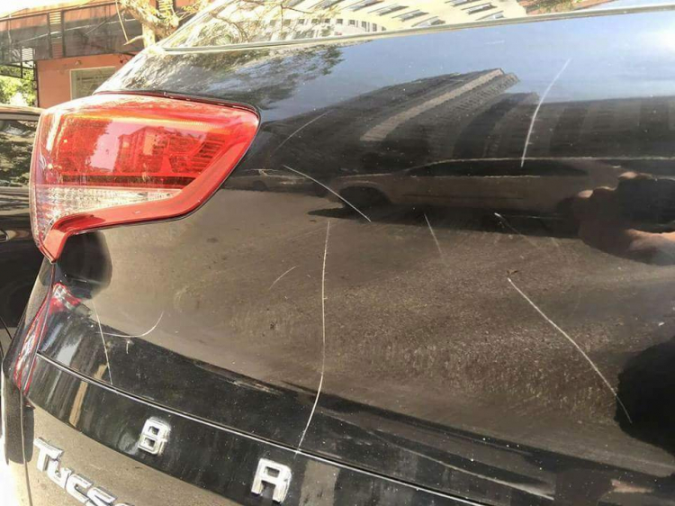 Vụ cô gái vẽ chi chít lên xe Hyundai đỗ trước nhà .