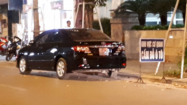 Vụ cô gái vẽ chi chít lên xe Hyundai đỗ trước nhà .