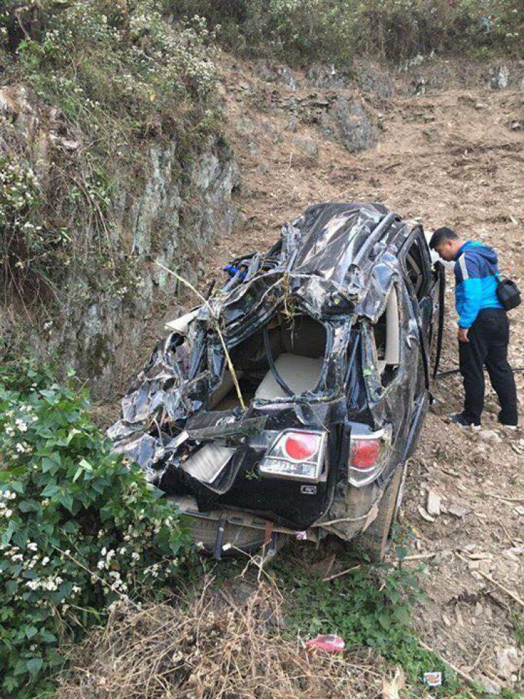 Toyota Fortuner lao xuống vực tại Hà Giang