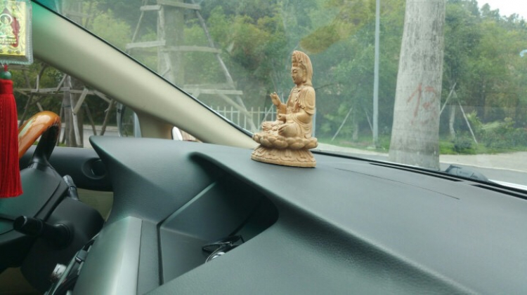 Tượng gỗ Ngọc Am Hà Giang để taplo xe hơi