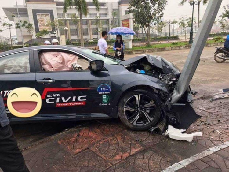 Honda Civic Turbo đầu tiên ở Việt Nam gặp nạn