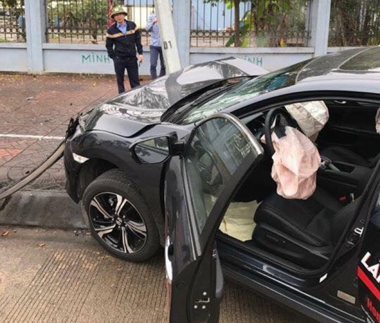 Honda Civic Turbo đầu tiên ở Việt Nam gặp nạn
