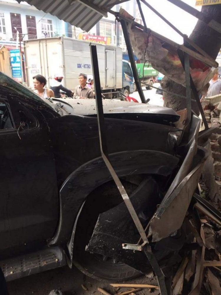 Honda Civic Turbo đầu tiên ở Việt Nam gặp nạn Honda Civic Turbo đầu tiên ở Việt Nam gặp nạn