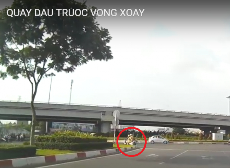 Em quay đầu trước vòng xoay đúng hay sai