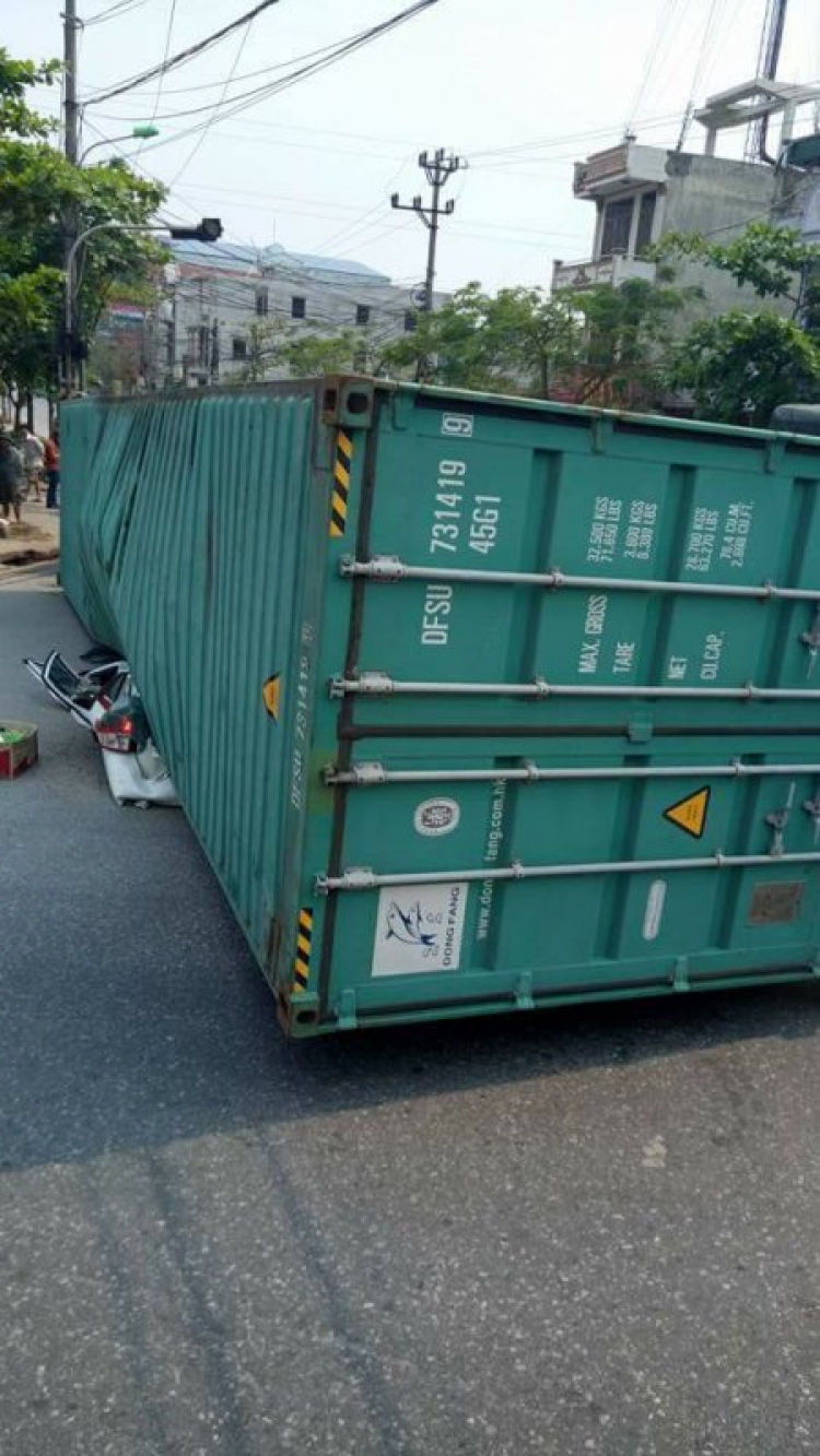 Container ''đè nát'' ô tô con tại Nam Định