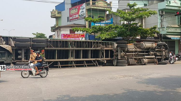 Container ''đè nát'' ô tô con tại Nam Định