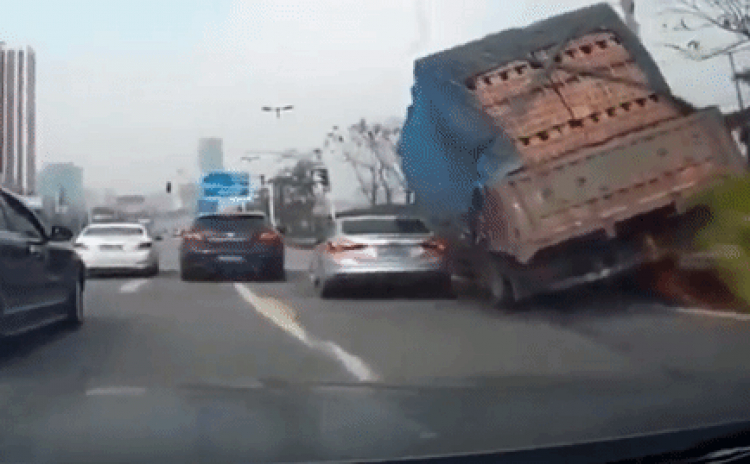 TRÁNH XA XE CONTAINER RA NHÉ CÁC BÁC!