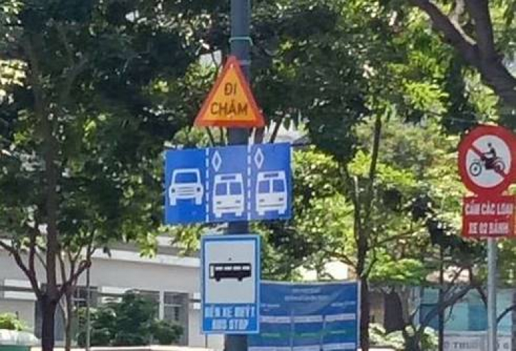 Bất cập biển báo trên đường Hàm Nghi Q1.TP HCM Bất cập biển báo trên đường Hàm Nghi Q1.TP HCM
