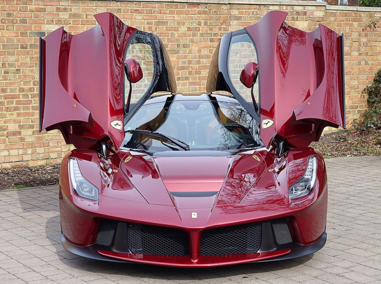 Siêu xe Ferrari LaFerrari màu độc có giá 3,4 triệu USD được bán cực nhanh