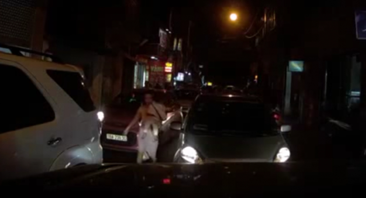 Phụ nữ đi ô tô lấn làn còn xuống xe "chửi" tài xế đi đúng