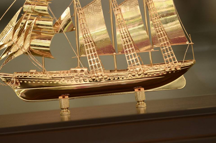 Thuyền buồm mạ vàng 24K - Biểu tượng may mắn, tài lộc của Doanh nhân