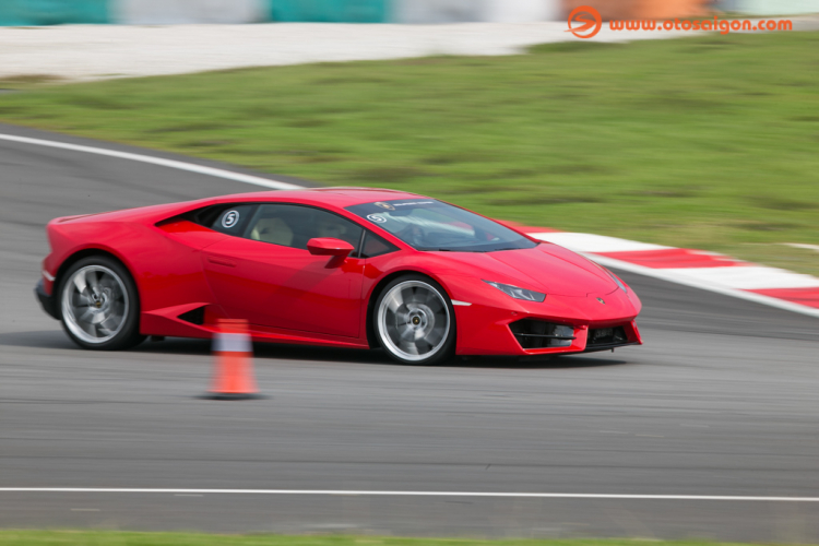 Trải nghiệm đạp ga lút sàn “siêu bò” Lamborghini Aventador S