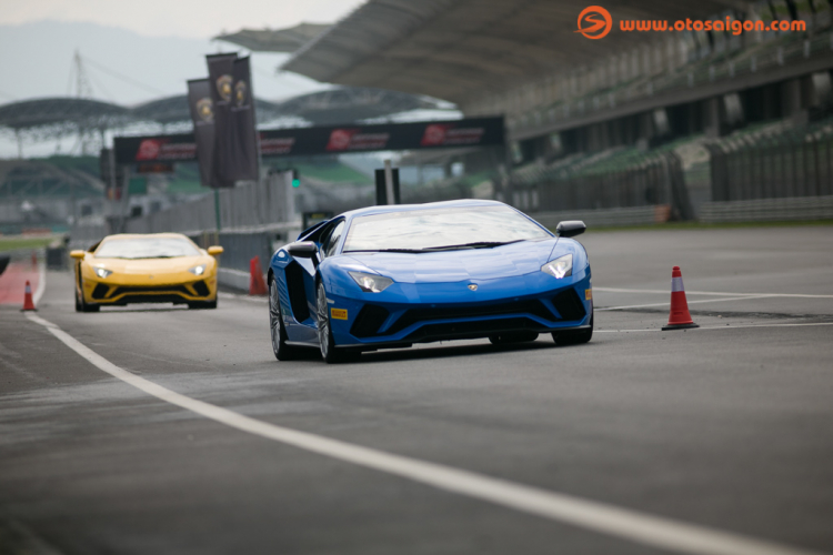 Trải nghiệm đạp ga lút sàn “siêu bò” Lamborghini Aventador S Trải nghiệm đạp ga lút sàn “siêu bò” Lamborghini Aventador S