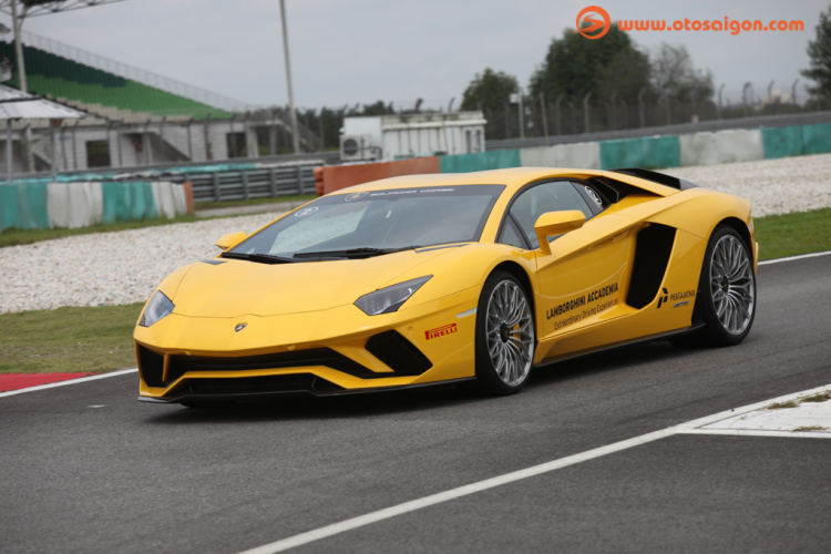 Trải nghiệm đạp ga lút sàn “siêu bò” Lamborghini Aventador S