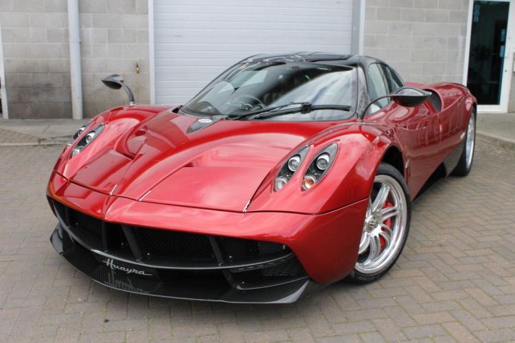 Siêu xe Pagani Huayra tay lái nghịch được rao bán với giá 2,37 triệu đô