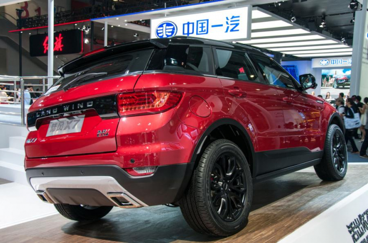 Land Rover "uất nghẹn" nhìn hàng nhái của mình cháy hàng ở Trung Quốc