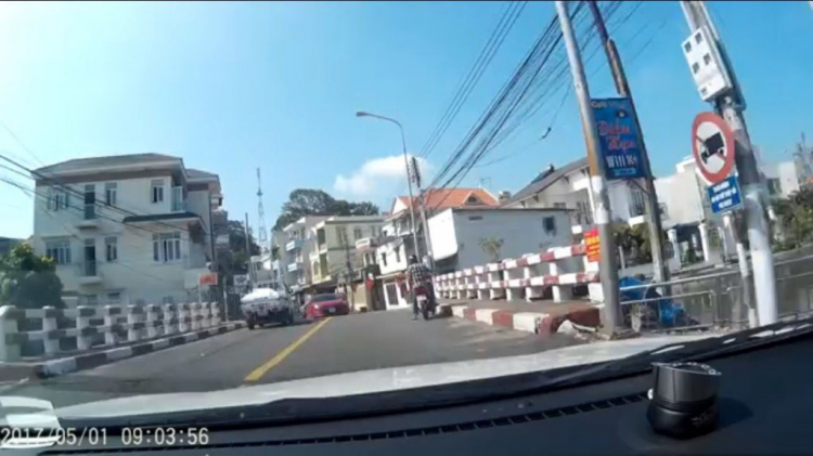 Các bác tài ở "ngoải" có vấn đề về định hướng thiệt rồi. Các bác tài ở "ngoải" có vấn đề về định hướng thiệt rồi.