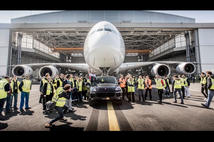 Porsche Cayenne lập kỷ lục kéo máy bay Airbus A380
