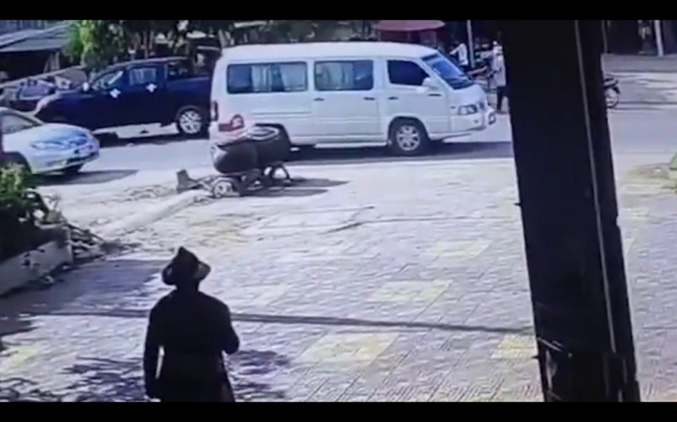 Mở cửa ô tô gây tai nạn . Mở cửa ô tô gây tai nạn .