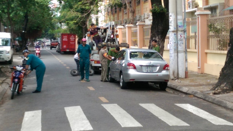 Tại sao xe này bị xúc?