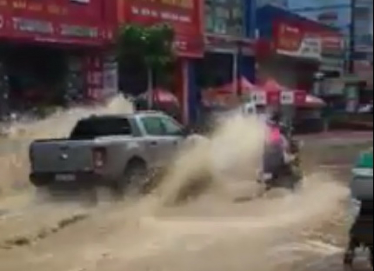 Lái xe trong mưa lớn, đôi điều chia sẻ! Lái xe trong mưa lớn, đôi điều chia sẻ!