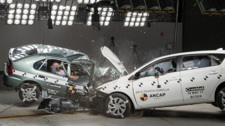 Toyota Corolla 2015 và 1998: xe nào an toàn hơn?