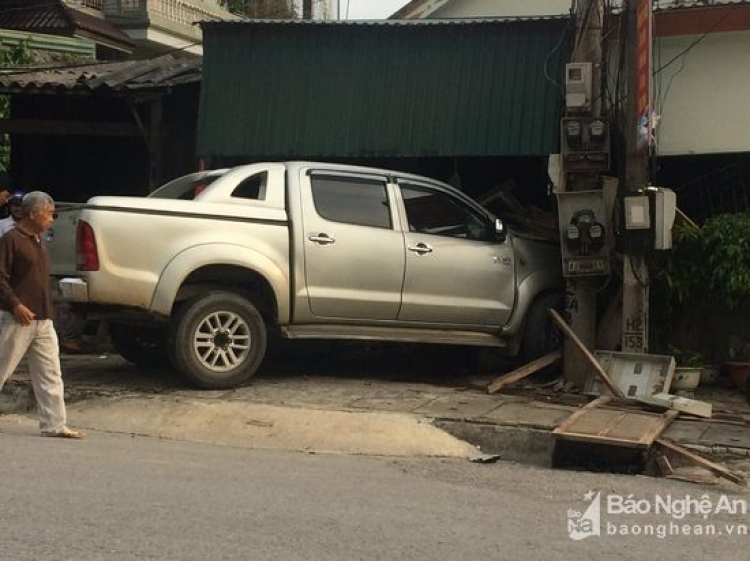 Test thực tế xe Bán tải: bung túi khí!