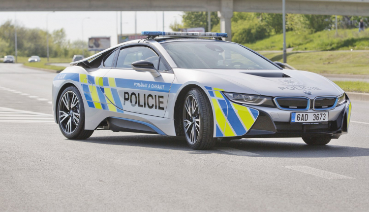 Cảnh sát Cộng hòa Séc dùng BMW i8 tuần tra cao tốc