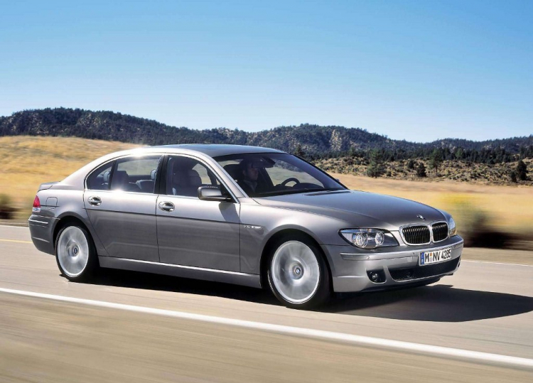 Triệu hồi BMW 7-Series đời cũ đột ngột bung cửa khi chạy