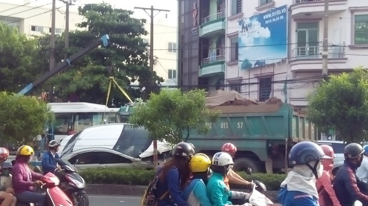 Va cham giua sedan va xe ben tai duong Cong Hoa