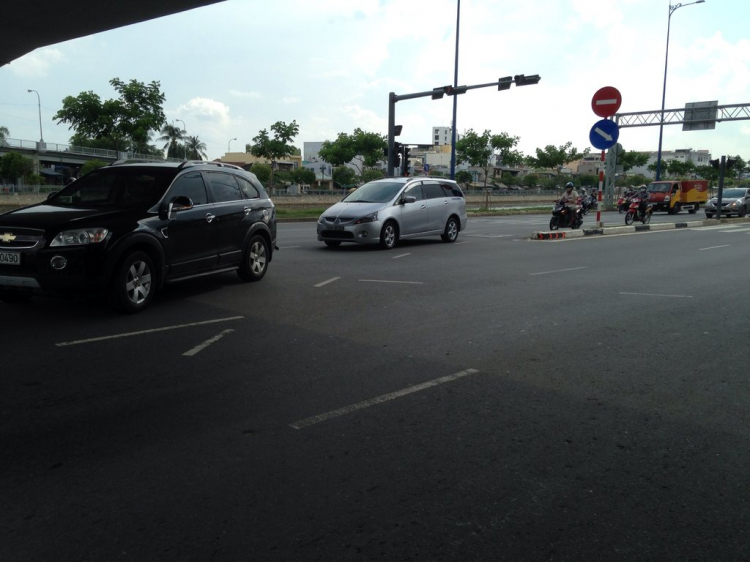 Chuyện quay đầu nơi giao với cầu vượt: Chuyện quay đầu nơi giao với cầu vượt: