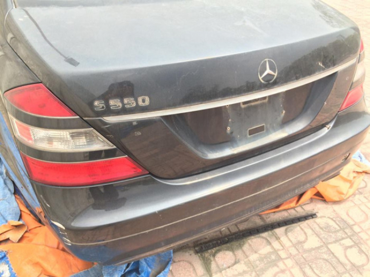 Mercedes-Benz S550 bỏ hoang ở Hà Nội