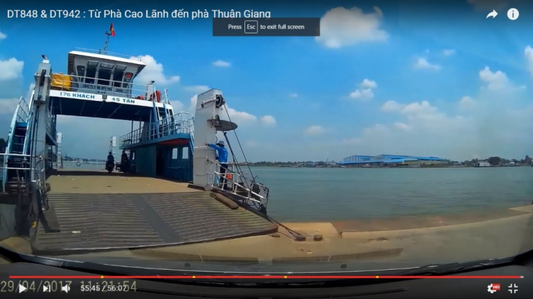 Ô tô tông chết nhân viên trên phà rồi lao xuống sông Ô tô tông chết nhân viên trên phà rồi lao xuống sông