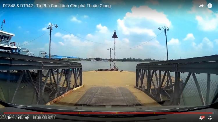 Ô tô tông chết nhân viên trên phà rồi lao xuống sông Ô tô tông chết nhân viên trên phà rồi lao xuống sông
