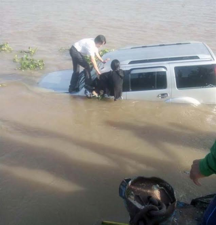 Ô tô tông chết nhân viên trên phà rồi lao xuống sông