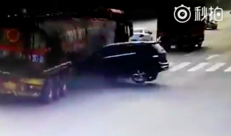 Xe Mer đâm gãy xe bồn Xe Mer đâm gãy xe bồn